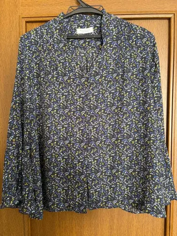 BEAUTY&YOUTH 네이비 플라워 프린트 긴팔 블라우스