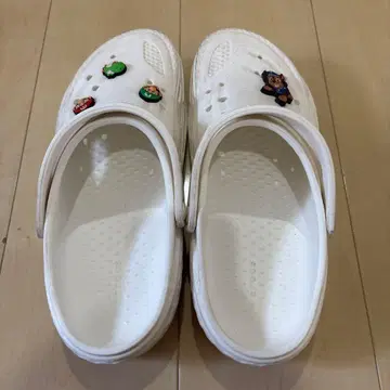 크록스 화이트 샌들 캐릭터 핑 포함