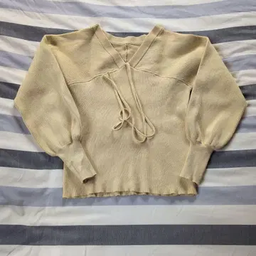 크림색 V넥 니트 스웨터