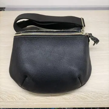 버틀러 버너 세일즈 가죽 바디백 블랙