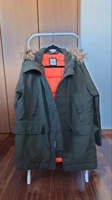 GAP 올리브색 퍼 달린 모즈 코트