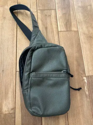 인 더 페인트 올리브 그린 숄더백