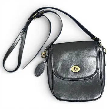 클래식 레더 플랩 숄더백 블랙