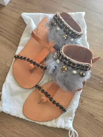 MABU By Maria Bk 핸드메이드 페더 & 참 샌들