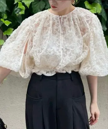 AMERI VINTAGE BRUSHED LACE VOLUME BLOUSE