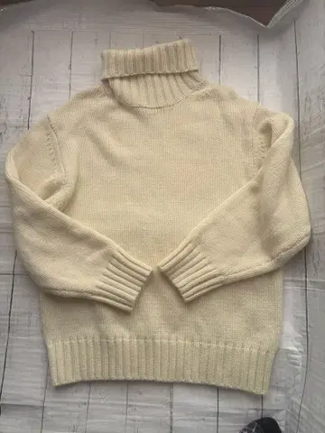 GU 아이보리 터틀넥 스웨터