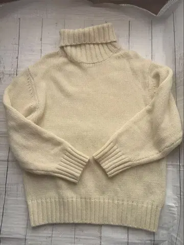 GU 아이보리 터틀넥 스웨터