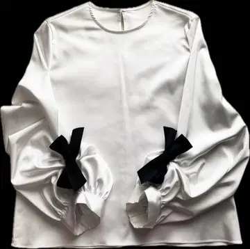 화이트 새틴 벌룬 슬리브 셔츠