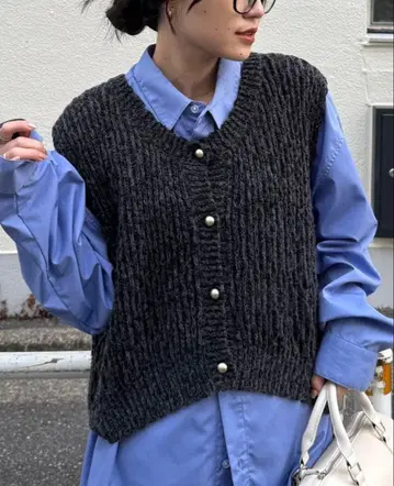 [택 포함 새상품] 포코포코 골드 버튼 니트 베스트 차오패닉 티피