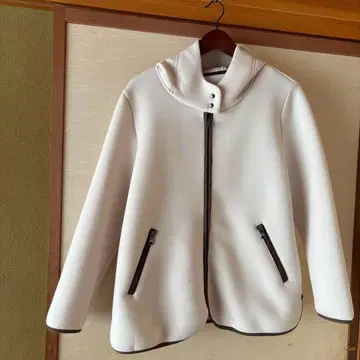 화이트 후드 부착 자켓