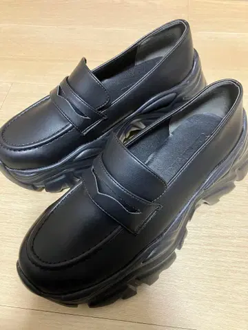 통굽 블랙 스니커즈 로퍼