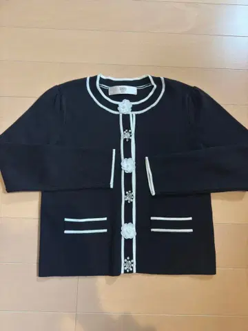 tocco 블랙 가디건 플라워 모티브