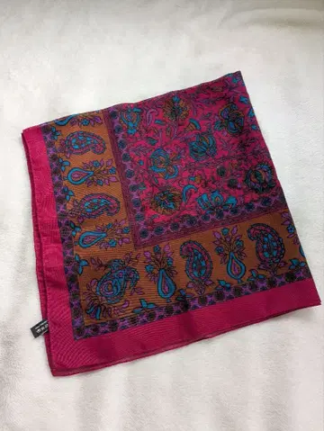 페이즐리 무늬 핑크 계열 스카프 이탈리아제