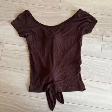 [ G.V.G.V. ] 오픈 백 반팔 티셔츠 브라운