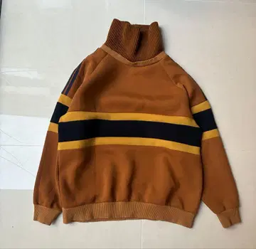 Dosdiosas 브라운 스트라이프 터틀넥 맨투맨