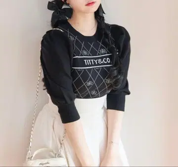 titty&Co. 모노그램 니트탑