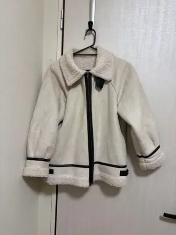 화이트 보아 집업 자켓