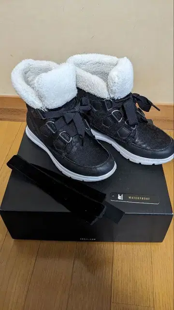 새상품급 SOREL 소렐 익스플로러 카니발 22.5 벨로아 리본 포함