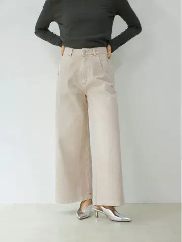 [새상품급] STRATA 불규칙 심 데님 short XS 라이트 베이지