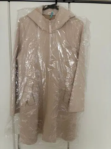 베이지 후드 부착 코트