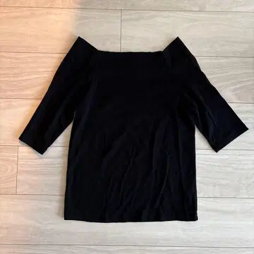 UNITED ARROWS 오프숄더 블랙 T셔츠