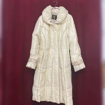 아이보리 롱 다운 자켓 스팽글 장식 포함