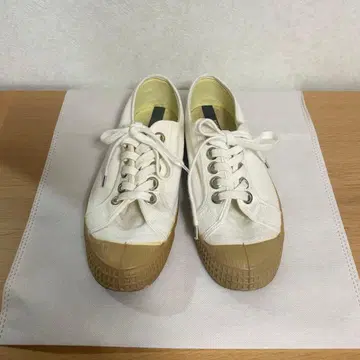 NOVESTA 화이트 캔버스 스니커즈