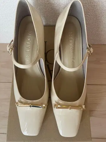 LE TALON 루탈론 베이지 스트랩 펌프스