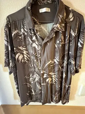 그레이 플라워 리프 무늬 반팔 하와이안 셔츠