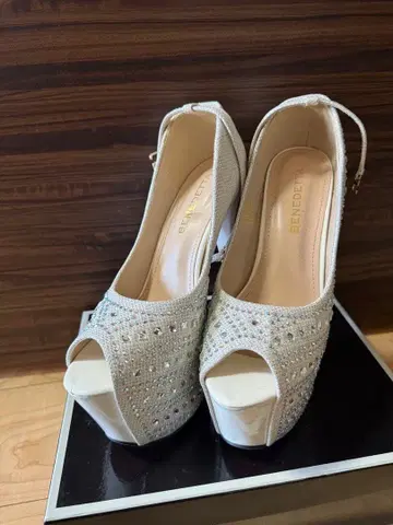 BENEDICT 비쥬 장식 하이힐