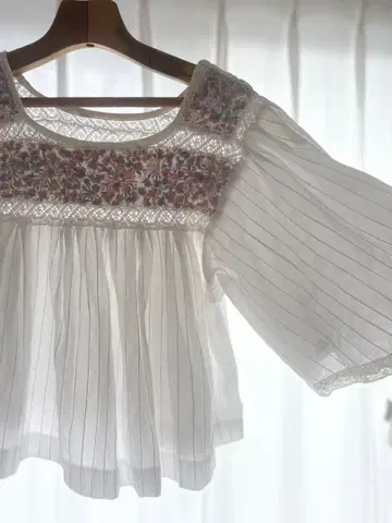 자수 들어간 화이트 플리츠 블라우스