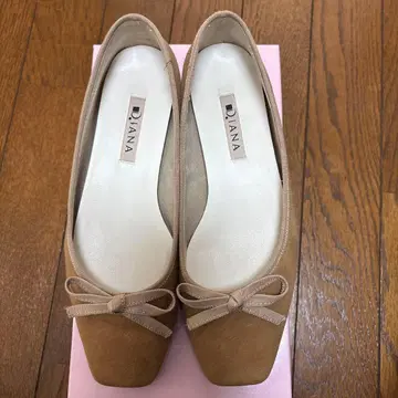 거의 새상품 DIANA 베이지 리본 포함 스퀘어 플랫슈즈