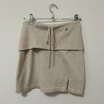 AndMary 베이지 타이트 스커트 슬릿 포함