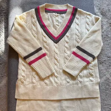 크림색 핑크 라인 V넥 스웨터