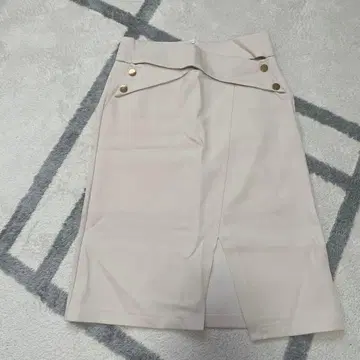 크림색 타이트 스커트 슬릿 골드 버튼