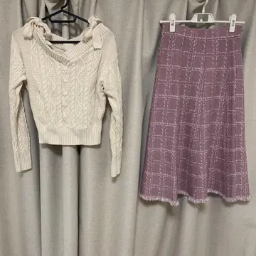 아이보리 케이블 니트 스웨터와 퍼플 체크 스커트 세트