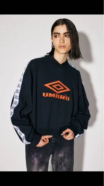 UMBRO x moussy 콜라보 맨투맨