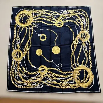 준코 시마다 골드 체인 패턴 스카프