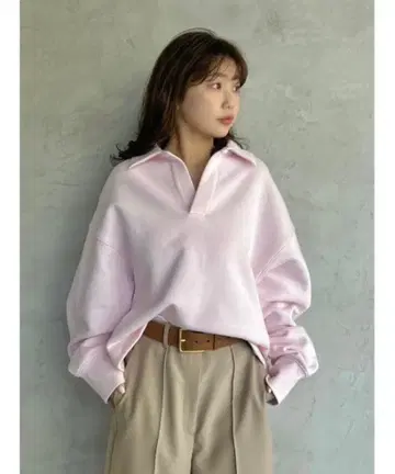 Mila owen 숏 기장 라거 맨투맨 상의