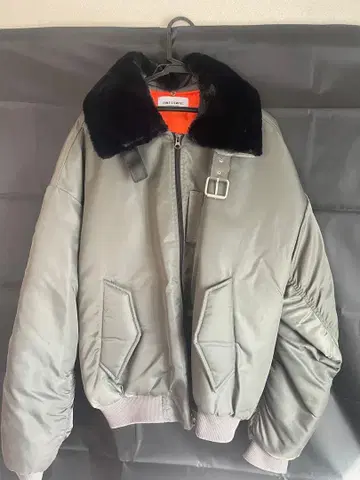 퍼 달린 올리브 그린 밀리터리 자켓