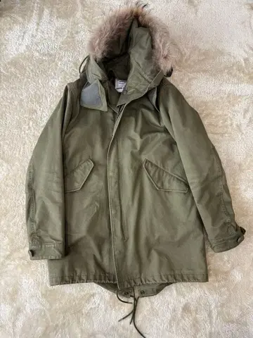 올리브색 퍼 달린 모즈 코트