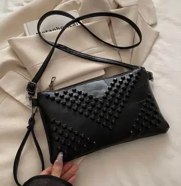 스터드 장식 블랙 숄더백