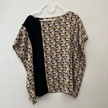 시선당 기하학 패턴 반팔 상의 베이지 블랙