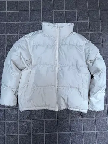 짧은 기장 화이트 다운 자켓 박스 실루엣