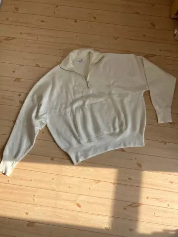 화이트 하프 지퍼 스웨터