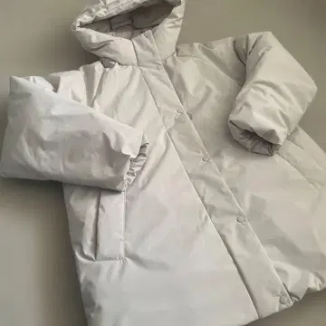 화이트 후드 부착 다운 자켓