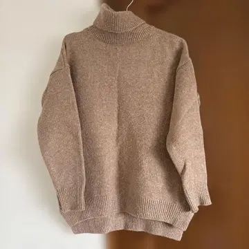 베이지 터틀넥 니트