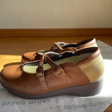 마레마레 브라운 스트랩 로퍼 펌프스