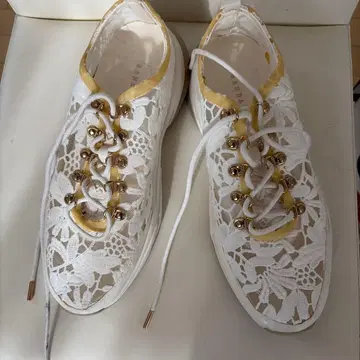 레이스 소재의 캐주얼 스니커즈 RANDA