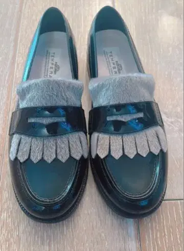 프린지 달린 퍼 로퍼